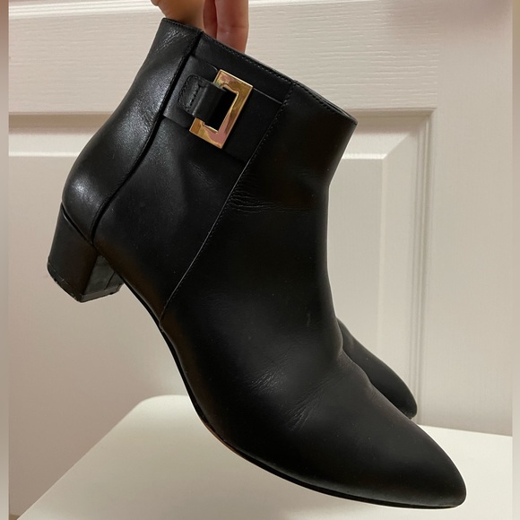 Nine West- Black leather, pointed toe, low heel, boot w/side zipper &gold accent - Picture 3 of 9